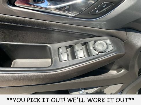 Used 2023 Chevrolet Traverse LT FWD image 12