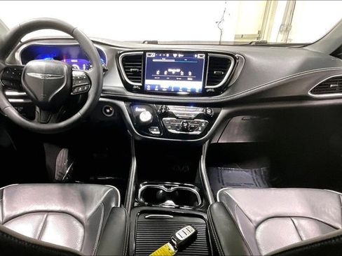 Used 2025 Chrysler Pacifica Limited FWD image 15