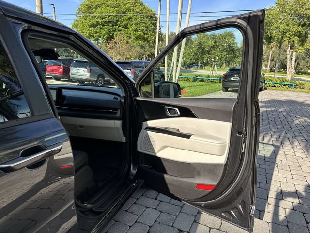 Used 2023 Kia Carnival EX w/ Paint Protection Package FWD image 23