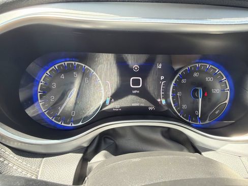 Used 2025 Chrysler Pacifica Limited FWD image 10