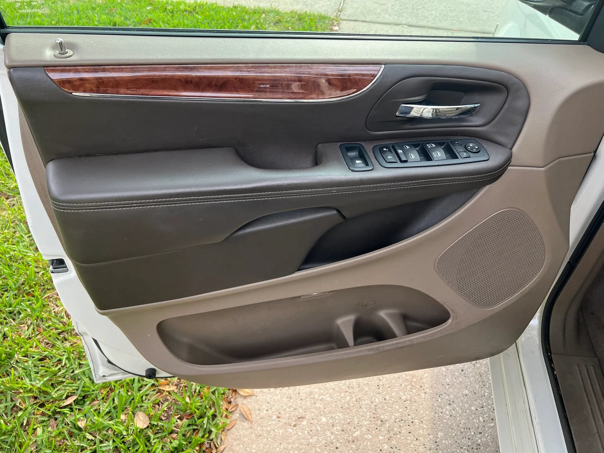 Used 2011 Chrysler Town & Country Touring w/ Trailer Tow Group FWD image 6