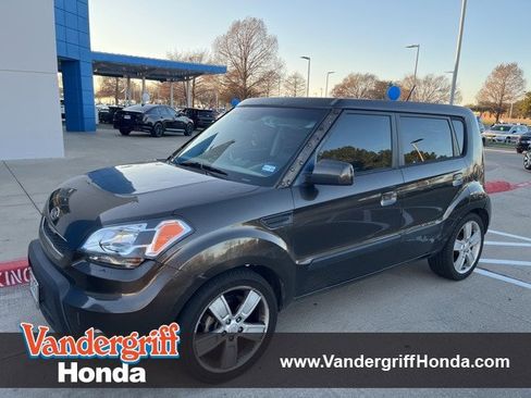 Used 2010 Kia Soul ! image 1