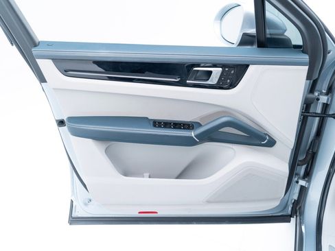 Used 2022 Porsche Cayenne E-Hybrid image 22