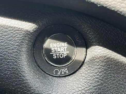 Used 2020 Jeep Cherokee Latitude Plus w/ Cold Weather Group AWD/4WD image 17