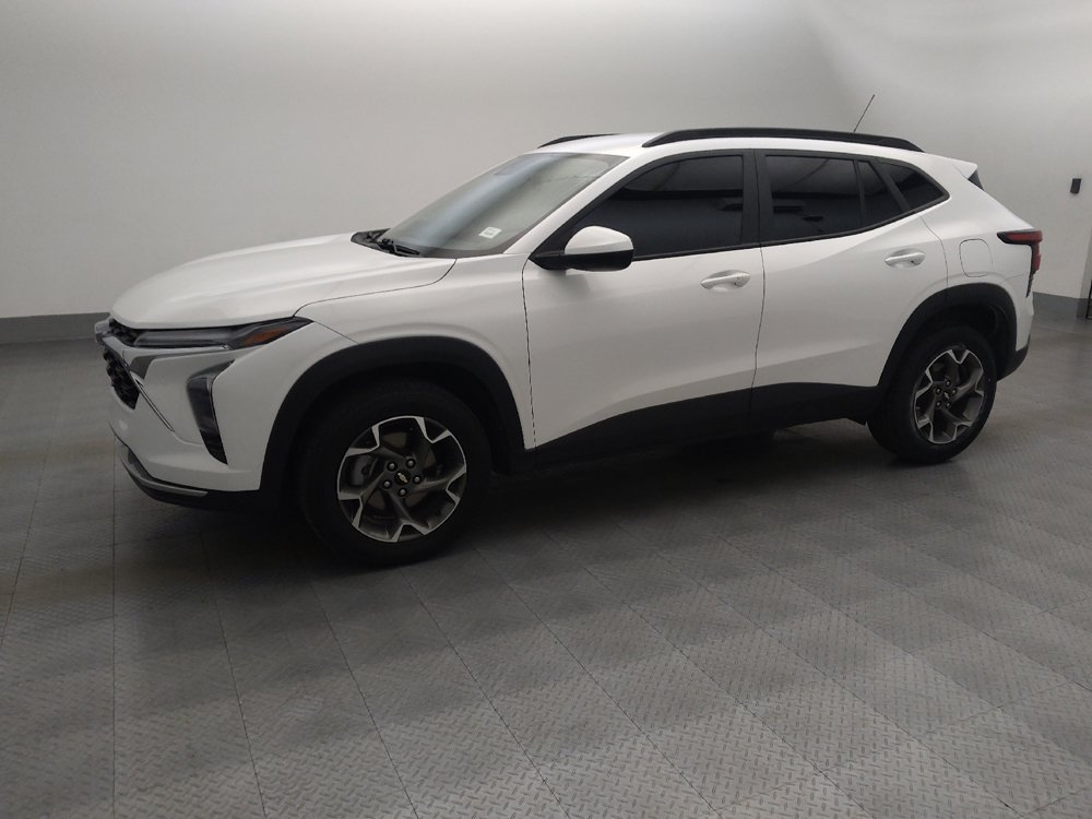 Used 2024 Chevrolet Trax LT w/ Driver Confidence Package FWD image 2