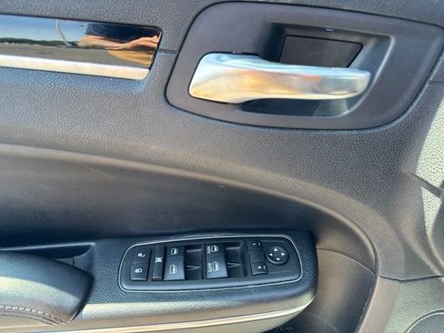 Used 2018 Chrysler 300 S w/ 300S Premium Group RWD image 20