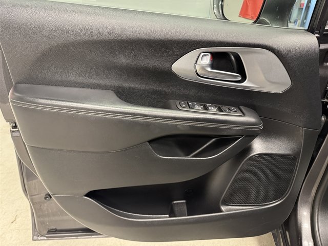 Used 2022 Chrysler Pacifica Touring AWD/4WD image 23