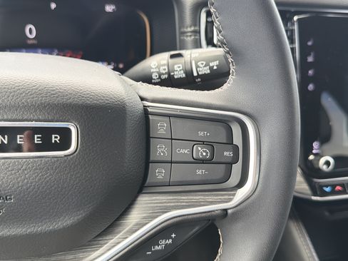 Used 2023 Jeep Wagoneer L Series II AWD/4WD image 18
