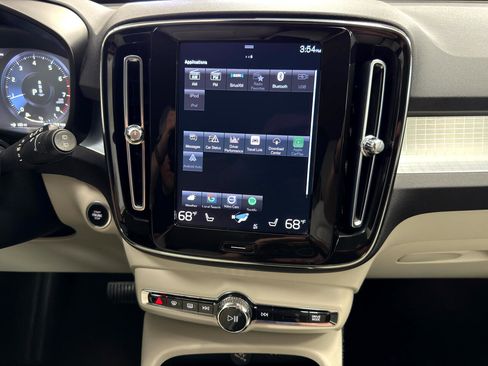 Used 2022 Volvo XC40 T5 Momentum image 20