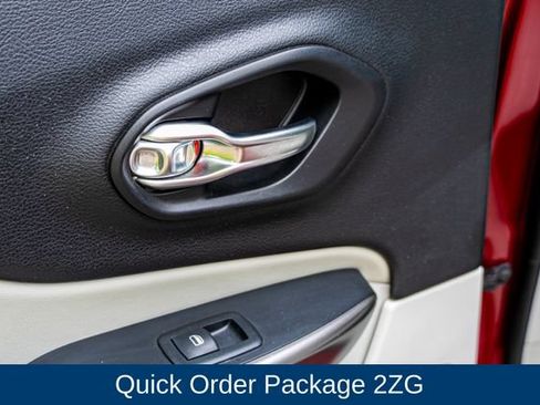 Used 2019 Jeep Cherokee Limited w/ Luxury Group AWD/4WD image 13