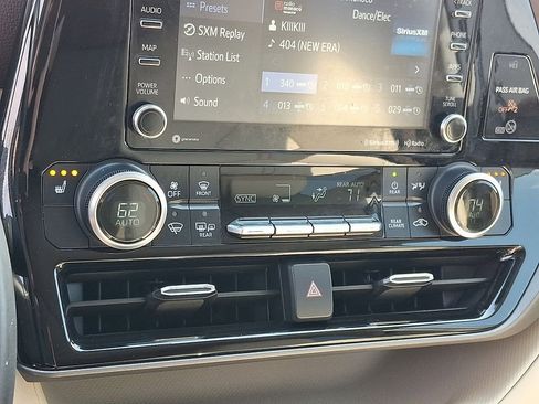 Used 2021 Toyota Highlander XLE image 19