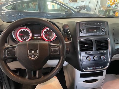Used 2020 Dodge Grand Caravan SE w/ SE Plus Group FWD image 7