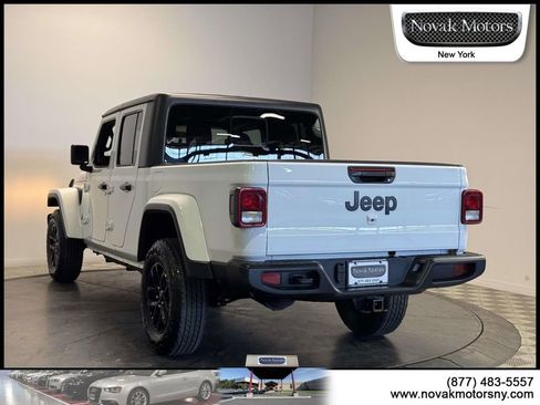 Used 2022 Jeep Gladiator Sport AWD/4WD image 8