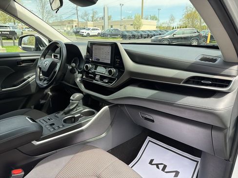 Used 2024 Toyota Highlander LE AWD/4WD image 12