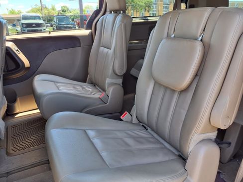 Used 2016 Chrysler Town & Country Touring w/ Driver Convenience Group FWD image 7