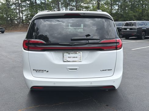 Used 2025 Chrysler Pacifica Limited FWD image 7