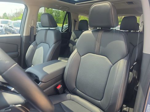 Used 2025 Honda Pilot Touring image 11