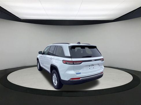 Used 2024 Jeep Grand Cherokee Laredo image 6