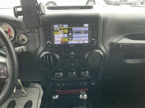 Used 2017 Jeep Wrangler Unlimited Rubicon image 25