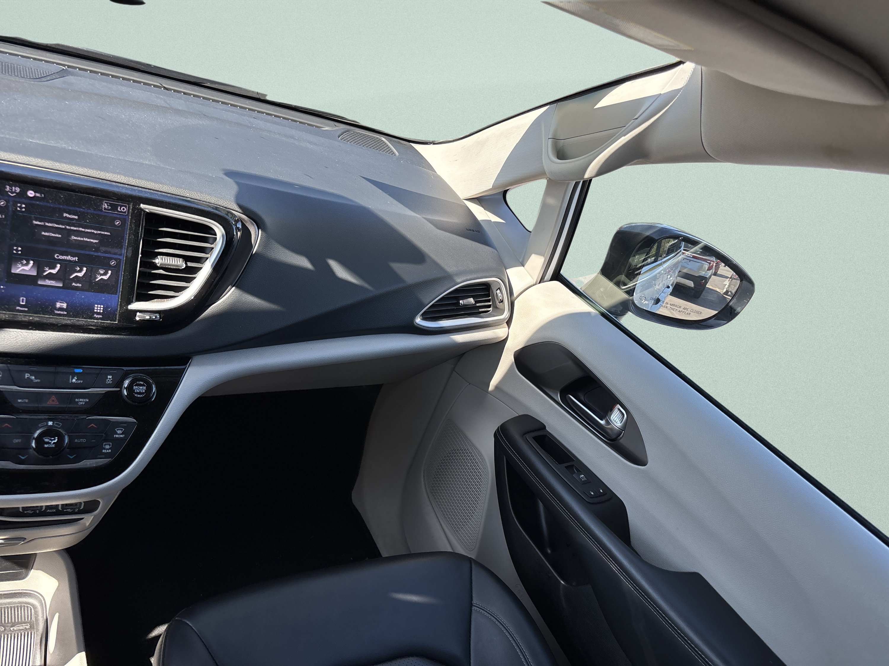 Used 2024 Chrysler Pacifica Touring-L FWD image 31