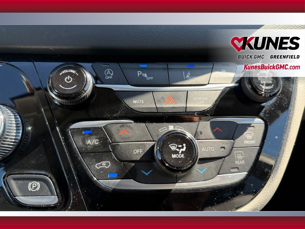 Used 2023 Chrysler Pacifica Touring-L FWD image 28
