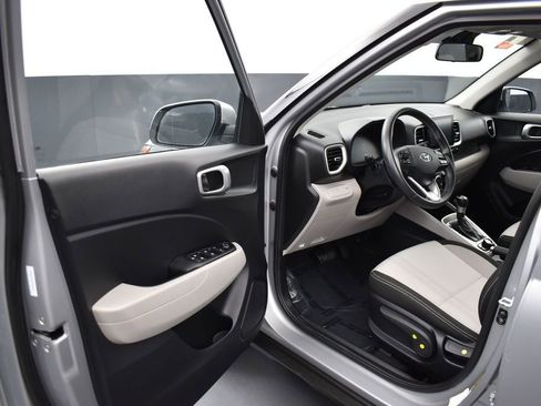 Used 2025 Hyundai Venue SEL FWD image 5