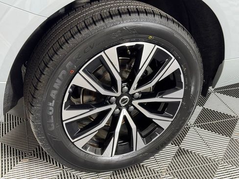 Used 2024 Volvo XC60 B5 Plus w/ Protection Package Premier AWD/4WD image 7