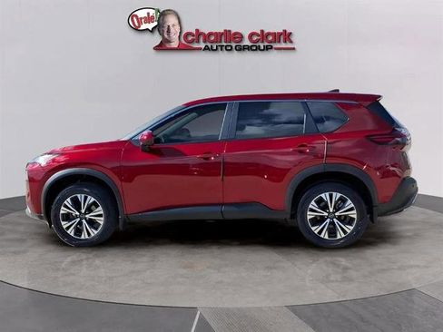 Used 2023 Nissan Rogue SV image 2