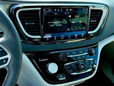 Used 2024 Chrysler Pacifica Touring-L image 14