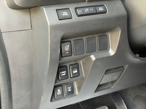 Used 2024 Nissan Frontier PRO-4X w/ Technology Package AWD/4WD image 16