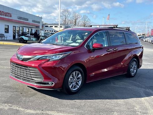 Used 2021 Toyota Sienna XLE image 25