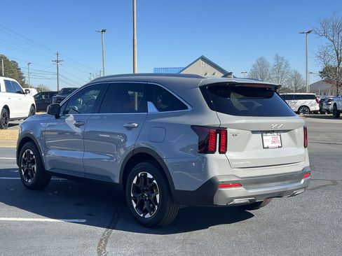 Used 2025 Kia Sorento S w/ Panoramic Sunroof Package image 2