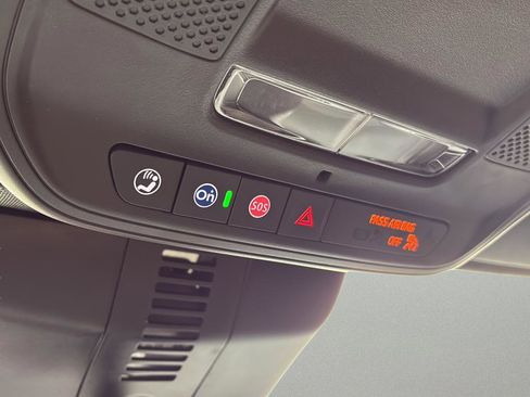 Used 2025 Chevrolet Traverse LT FWD image 43