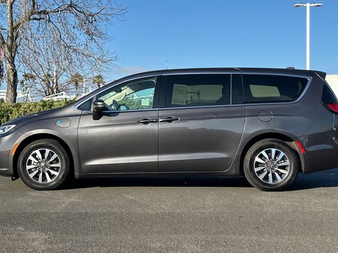 Used 2022 Chrysler Pacifica Touring-L image 7