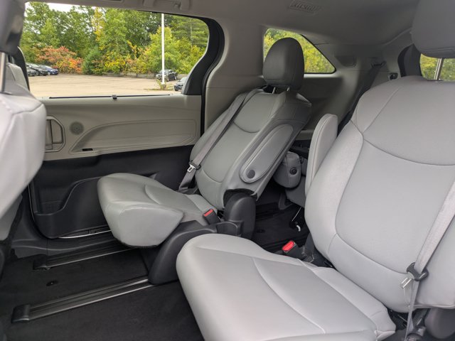 Used 2024 Toyota Sienna XLE w/ XLE Plus Package AWD/4WD image 17