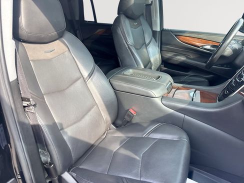 Used 2019 Cadillac Escalade Luxury w/ Escalade Sport Edition AWD/4WD image 28