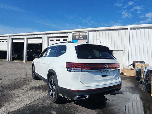 Used 2024 Volkswagen Atlas SE AWD/4WD image 3