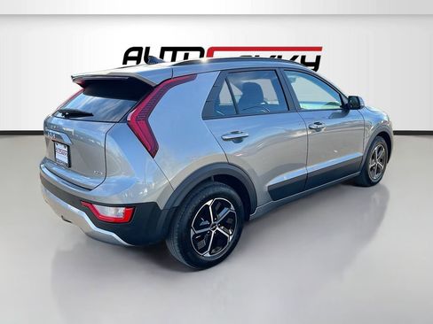 Used 2025 Kia Niro EX w/ EX Cold Weather Package image 7