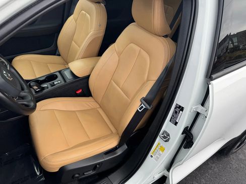 Used 2020 Volvo XC40 T5 Momentum w/ Protection Package Premier image 24