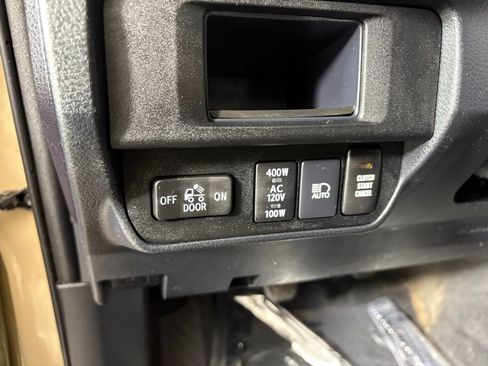Used 2018 Toyota Tacoma TRD Off-Road w/ Technology Package AWD/4WD image 14