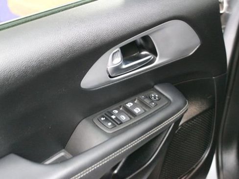 Used 2023 Chrysler Pacifica Touring FWD image 13
