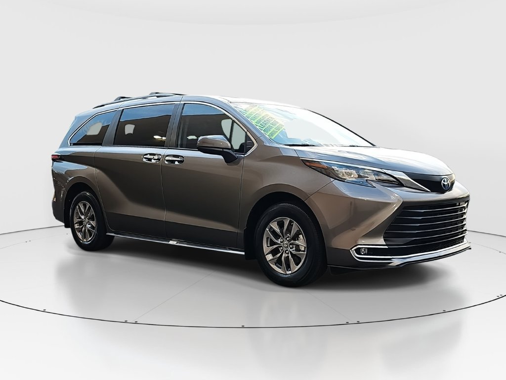 Used 2024 Toyota Sienna XLE w/ XLE Plus Package FWD image 3