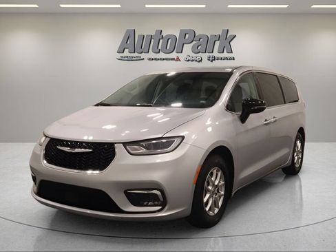 Certified 2024 Chrysler Pacifica Touring-L FWD image 3