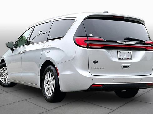 Used 2023 Chrysler Pacifica Touring-L FWD image 12
