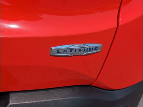 Used 2018 Jeep Renegade Latitude FWD image 18