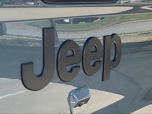 New 2025 Jeep Gladiator Sport image 15