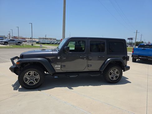 Used 2018 Jeep Wrangler Unlimited Sport S AWD/4WD image 4