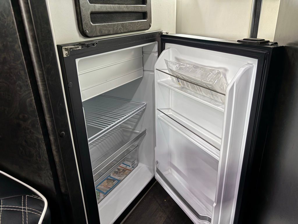 Used 2019 Mercedes-Benz Sprinter 170 w/ Driver Convenience Package image 15