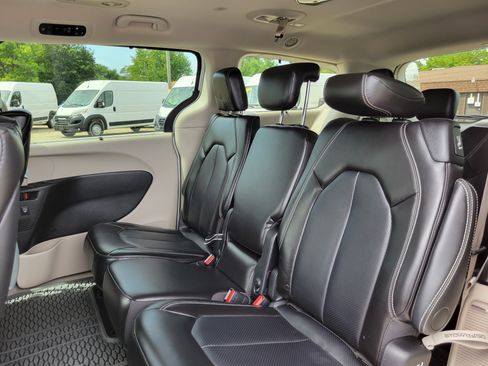 Used 2024 Chrysler Pacifica Touring-L w/ Uconnect Theater Family Group FWD image 17