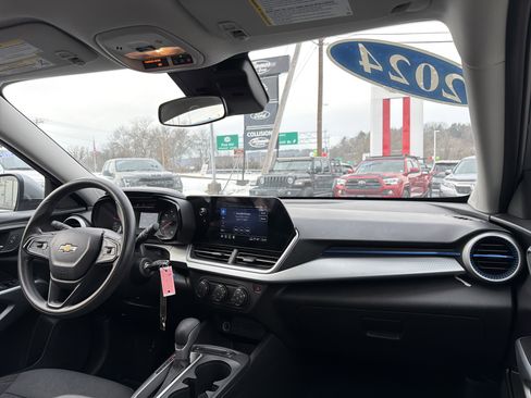 Used 2024 Chevrolet Trax LS w/ LS Convenience Package image 16